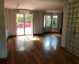 Sala d'estar de Casa adosada en venda en La Moraleja amb Aire condicionat, Terrassa i Piscina