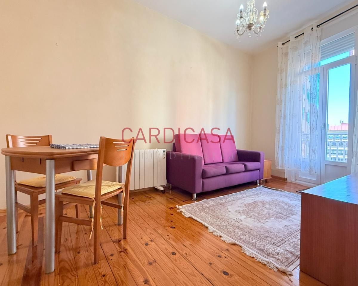 Sala d'estar de Pis en venda en Vigo  amb Calefacció, Parquet i Moblat