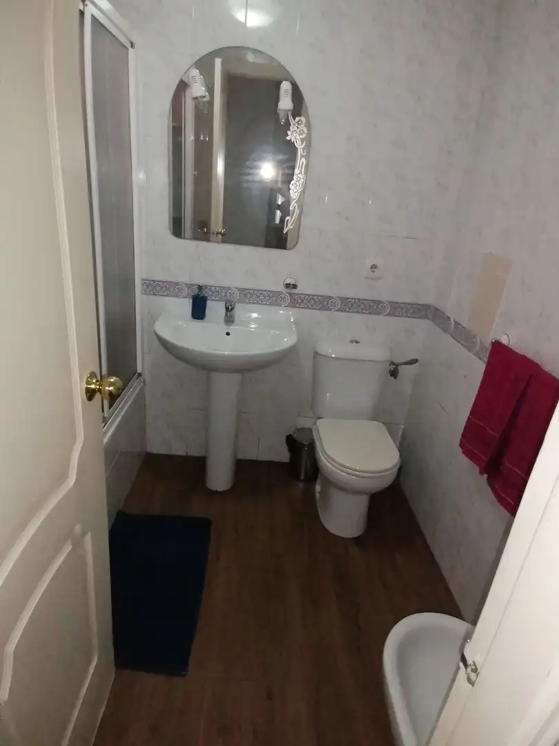 Baño de Piso de alquiler en Algeciras con Amueblado y Piscina comunitaria