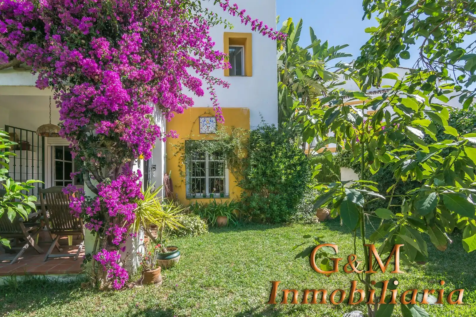 Garten von Einfamilien-Reihenhaus zum Verkauf in Estepona mit Privatgarten, Terrasse und Balkon