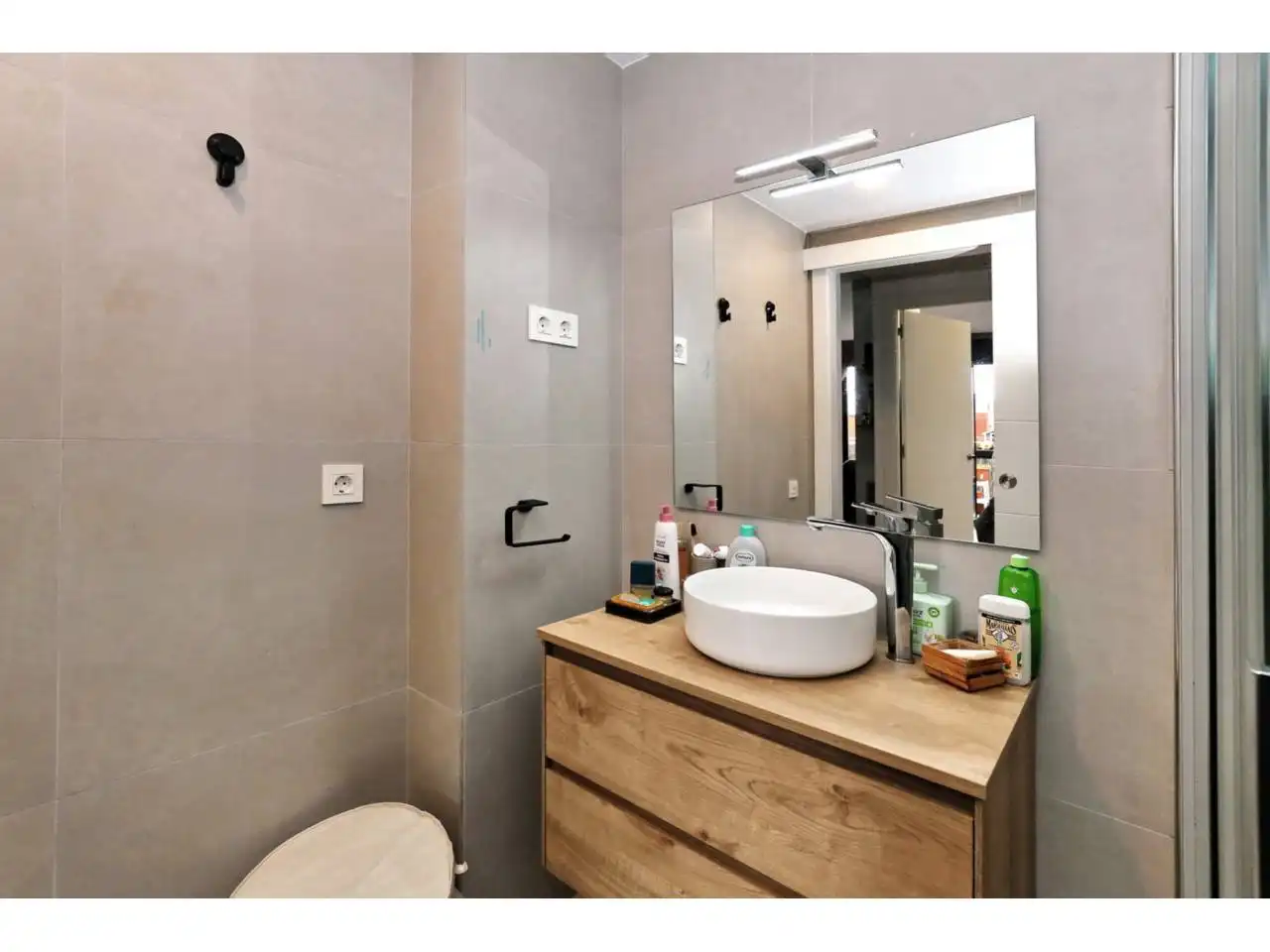 Badezimmer von Wohnung zum Verkauf in Barcelona mit Klimaanlage, Heizung und Parkett