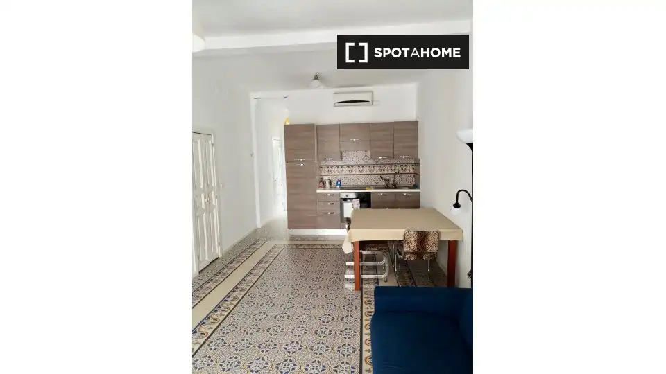 Room in Cortes - Huertas