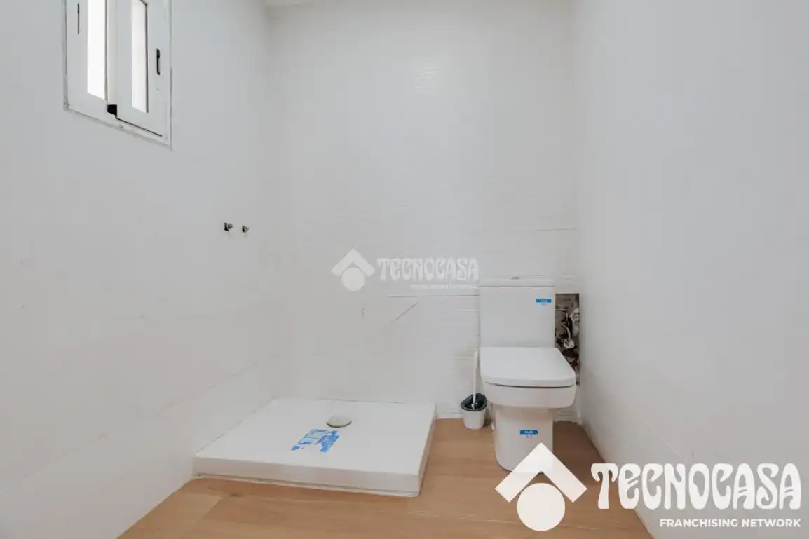 Bathroom of Flat for sale in Barcelona  with Parquet flooring and Alarm