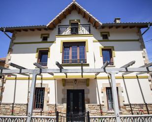 Vista exterior de Casa adosada en venda en Zamudio amb Terrassa i Balcó