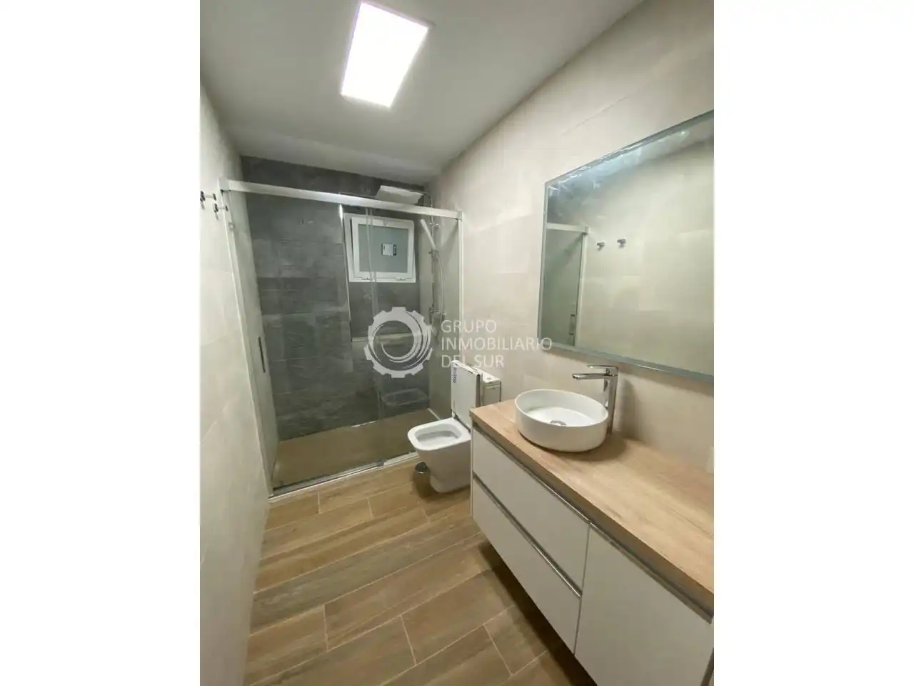 Baño de Piso en venta en Cádiz con Terraza y Alarma