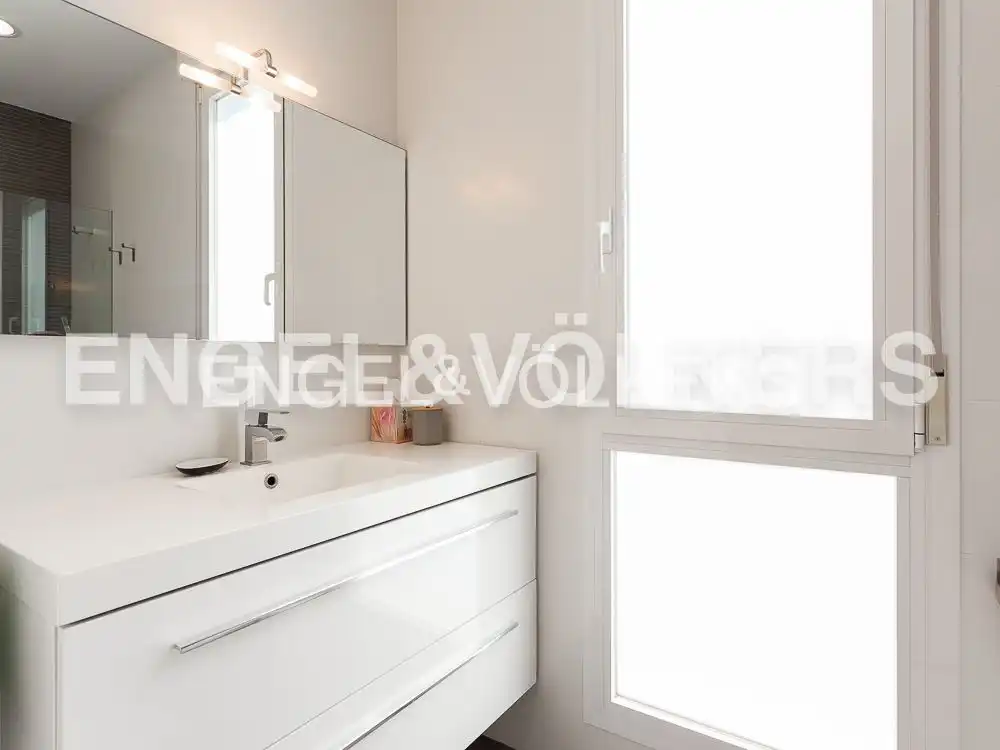Bathroom of Flat for rent in Valencia  with Air Conditioner, Heating and Parquet flooring