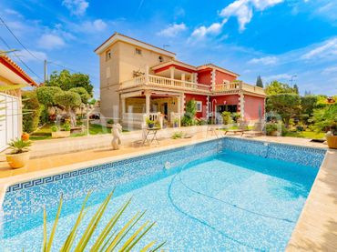 Chalet con balcón en venta en Calle SUECIA PENYES