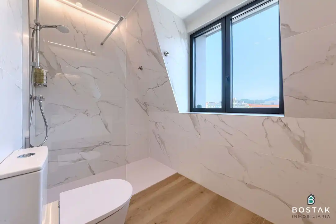 Baño de Ático de alquiler en Bilbao  con Calefacción, Terraza y Balcón