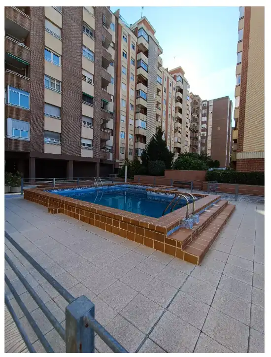 Piscina de Piso en venta en Zaragoza con Calefacción y Trastero