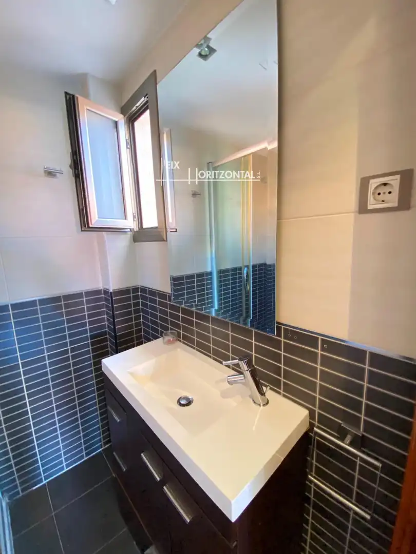 Bathroom of Attic for rent in Sabadell  with Air Conditioner, Heating and Terrace