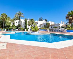 Jardí de Apartament de lloguer en Marbella amb Aire condicionat, Piscina i Balcó