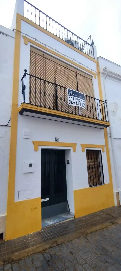 Vista exterior de Casa o xalet en venda en Barcarrota amb Terrassa i Balcó