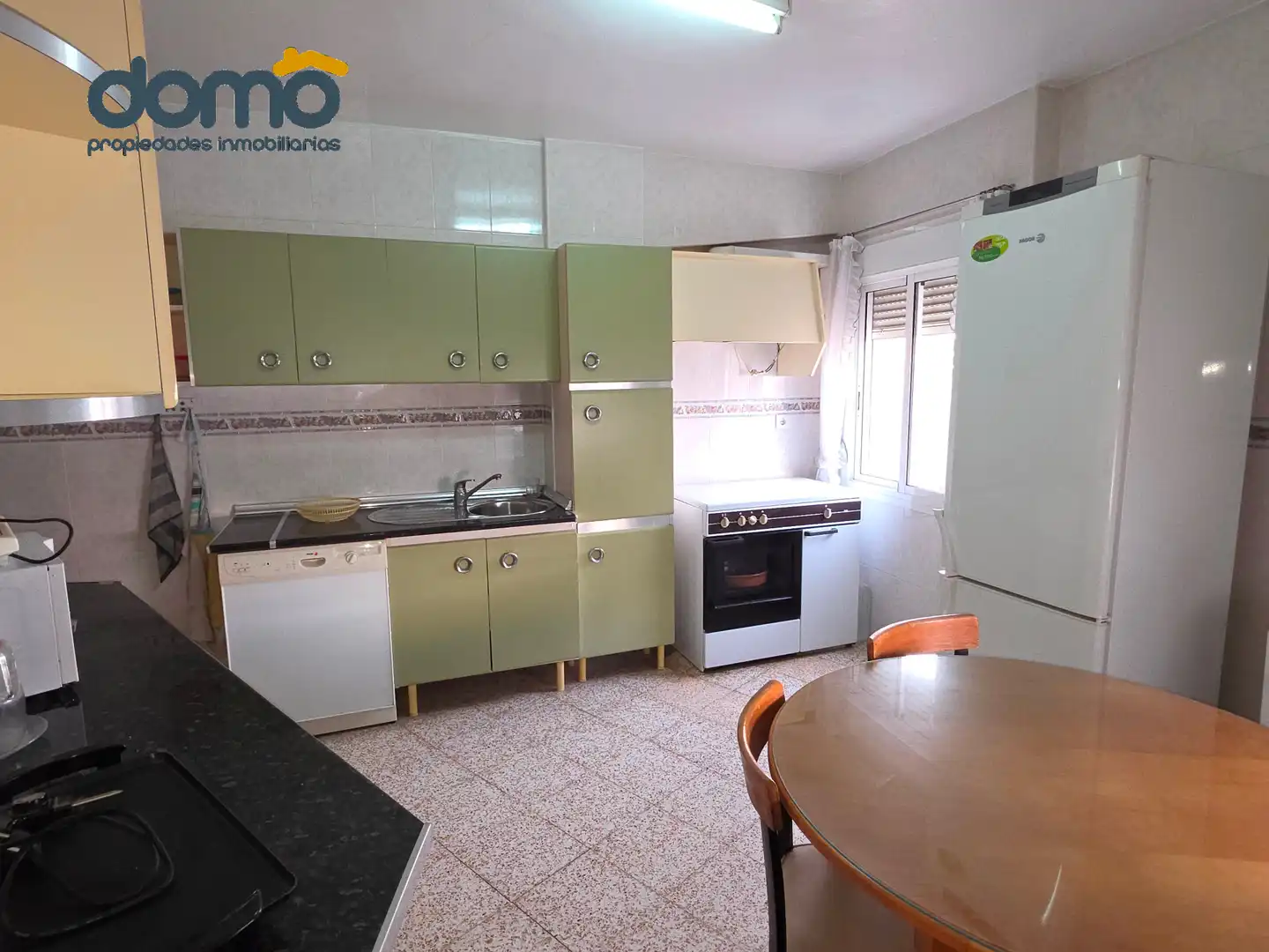 Cuina de Pis en venda en Almería amb Moblat i Balcó