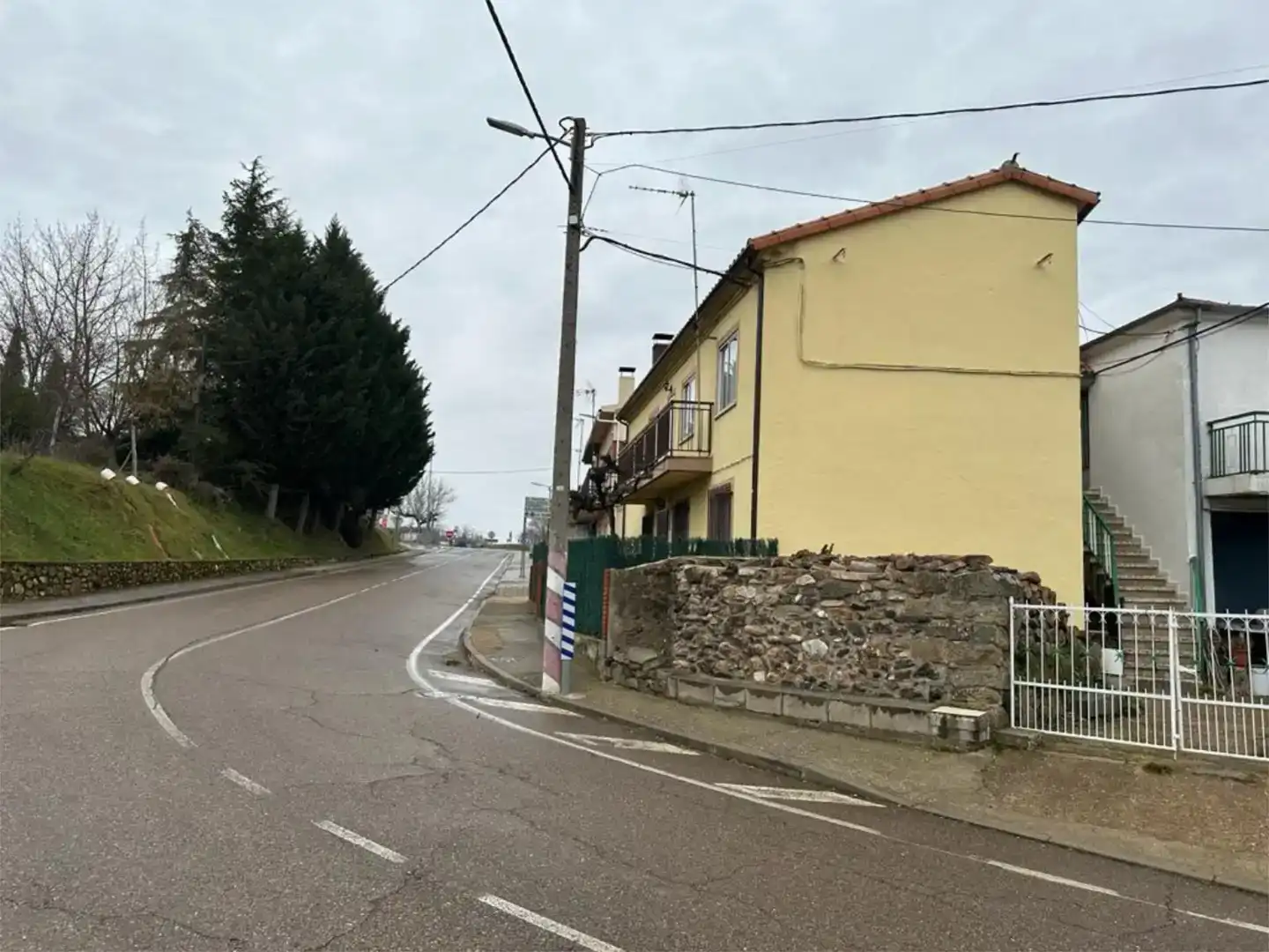 Vista exterior de Casa o xalet en venda en El Cabaco  amb Balcó