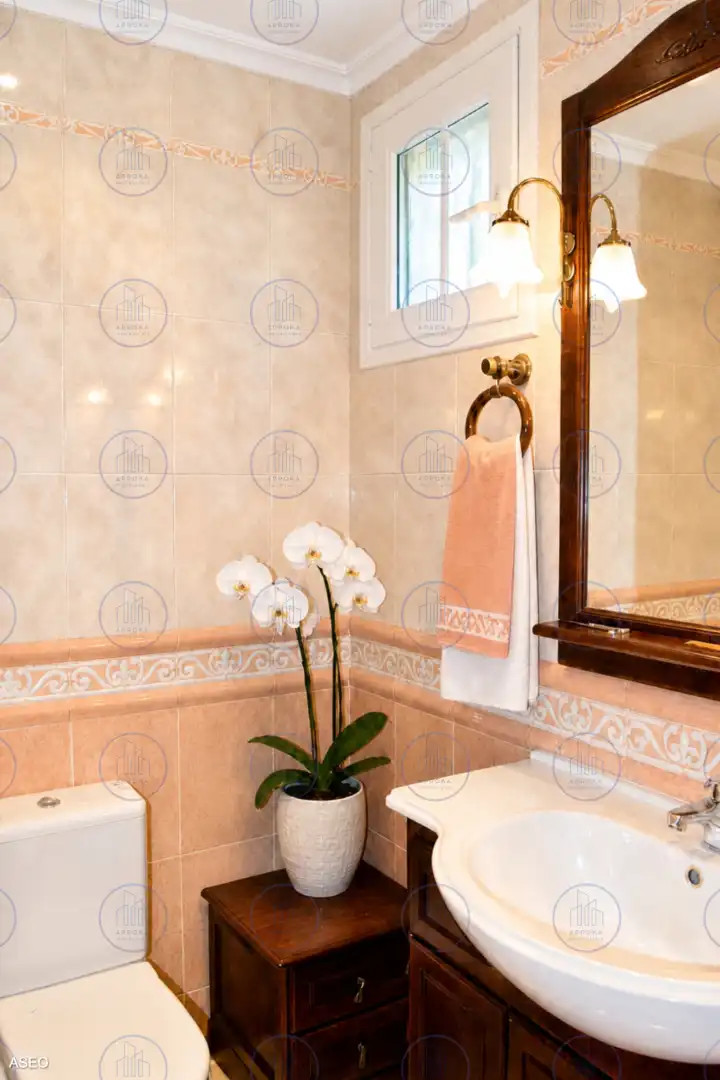 Badezimmer von Einfamilien-Reihenhaus zum Verkauf in Andoain mit Heizung, Privatgarten und Parkett