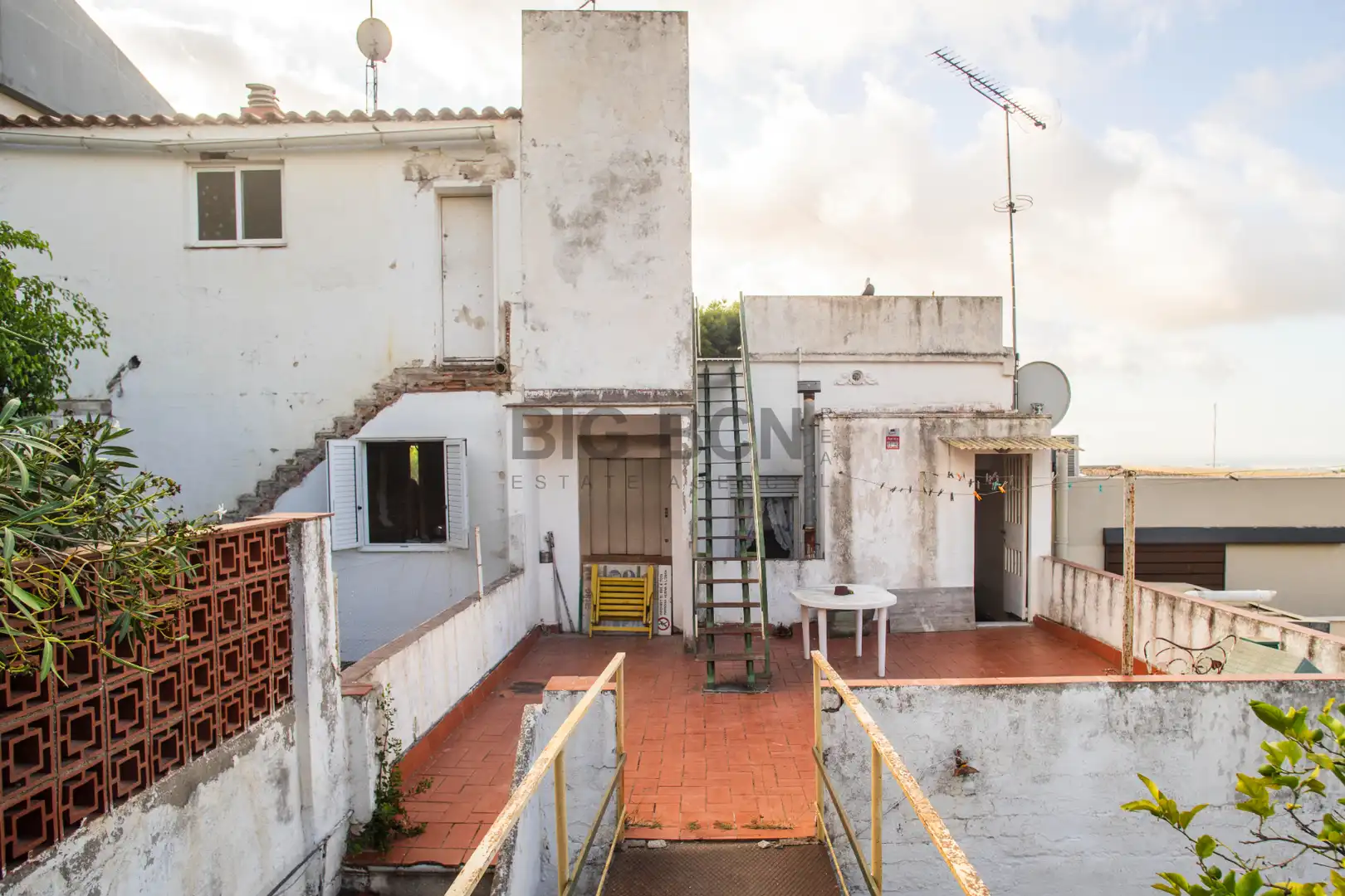Vista exterior de Casa o chalet en venta en Esplugues de Llobregat con Aire acondicionado, Calefacción y Jardín privado