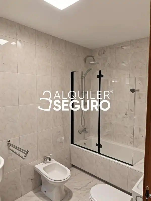 Baño de Piso de alquiler en Alcantarilla con Aire acondicionado, Calefacción y Trastero
