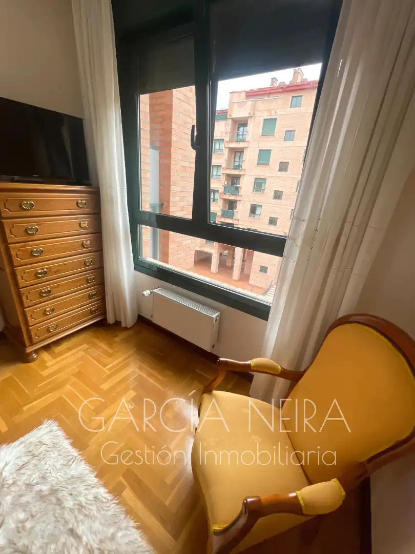 Dormitori de Pis en venda en Oviedo  amb Calefacció, Jardí privat i Parquet