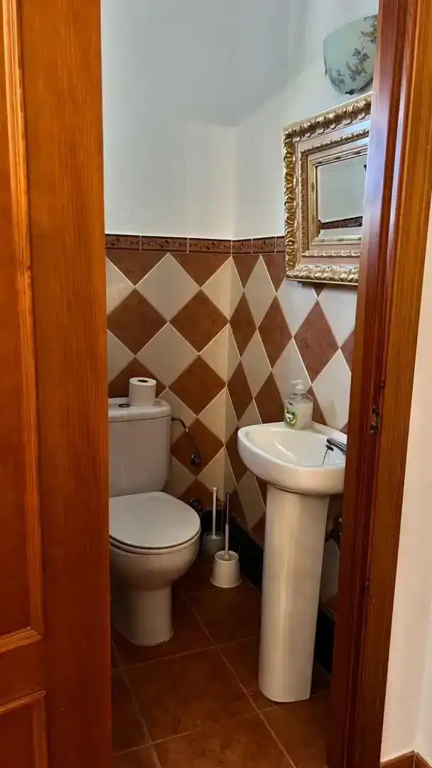 Badezimmer von Country house zur Miete in Alozaina mit Klimaanlage, Privatgarten und Abstellraum