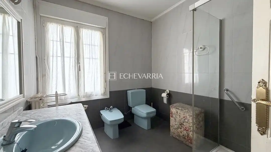 Baño de Piso en venta en Getxo  con Calefacción, Trastero y Balcón