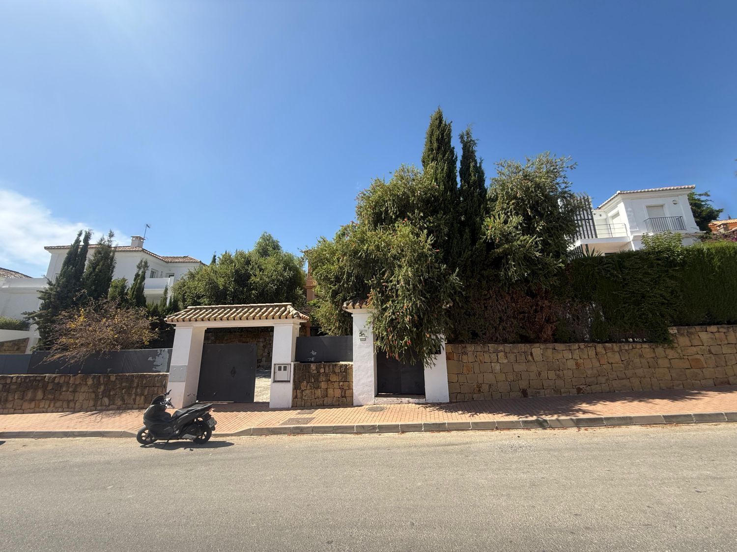 Vista exterior de Casa o chalet en venta en Marbella con Calefacción, Jardín privado y Terraza