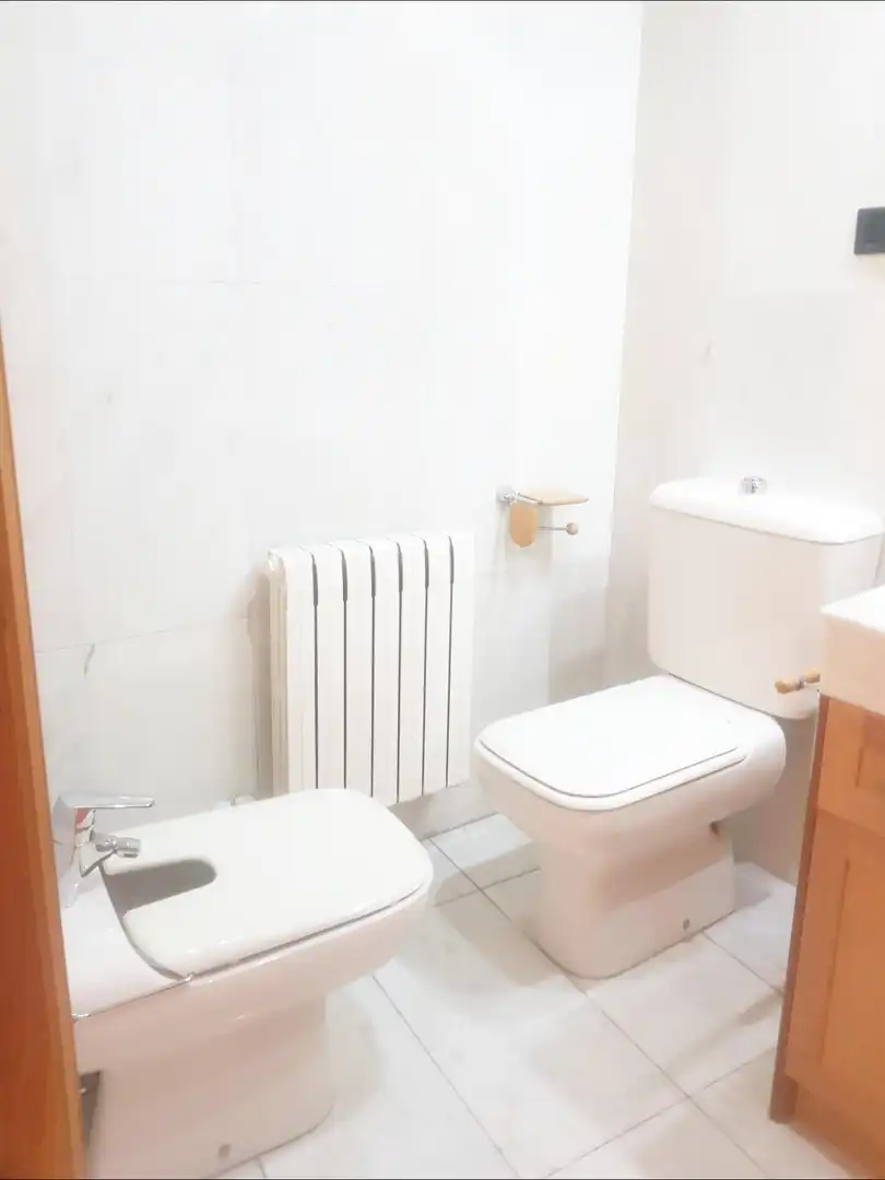Baño de Piso de alquiler en Zaragoza con Aire acondicionado, Calefacción y Parquet