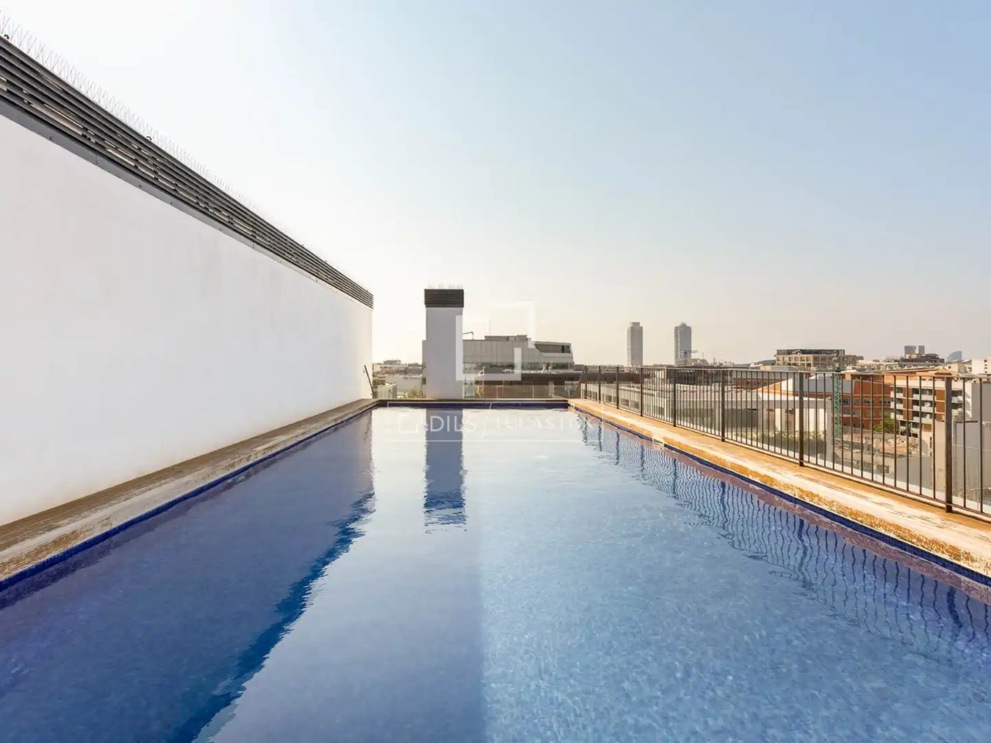 Swimming pool of Flat for rent in Barcelona  with Air Conditioner, Heating and Parquet flooring