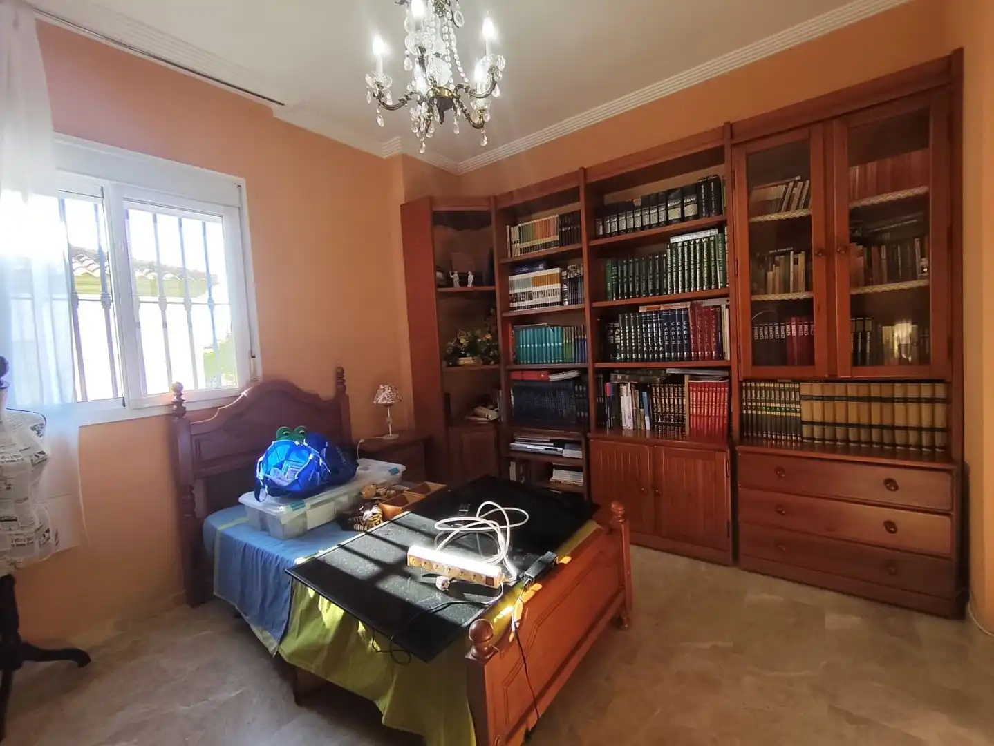 Schlafzimmer von Haus oder Chalet zum Verkauf in Gines mit Klimaanlage, Heizung und Schwimmbad