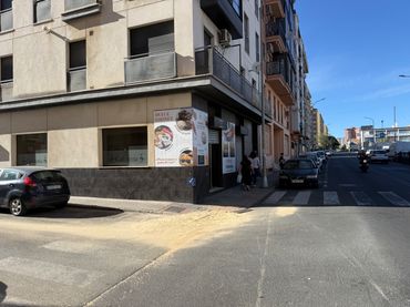 Locale commerciale in affitto a Calle Galaroza 43