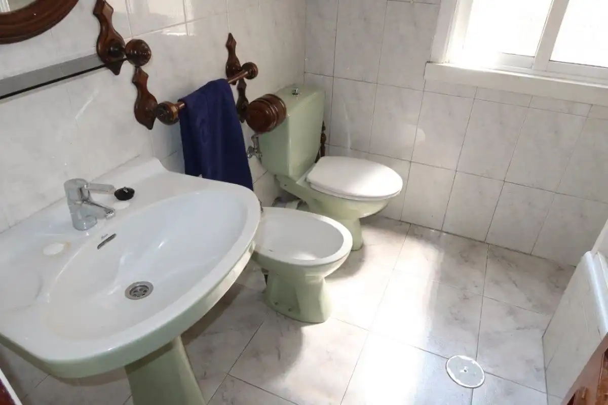 Badezimmer von Wohnung zur Miete in A Coruña Capital  mit Parkett
