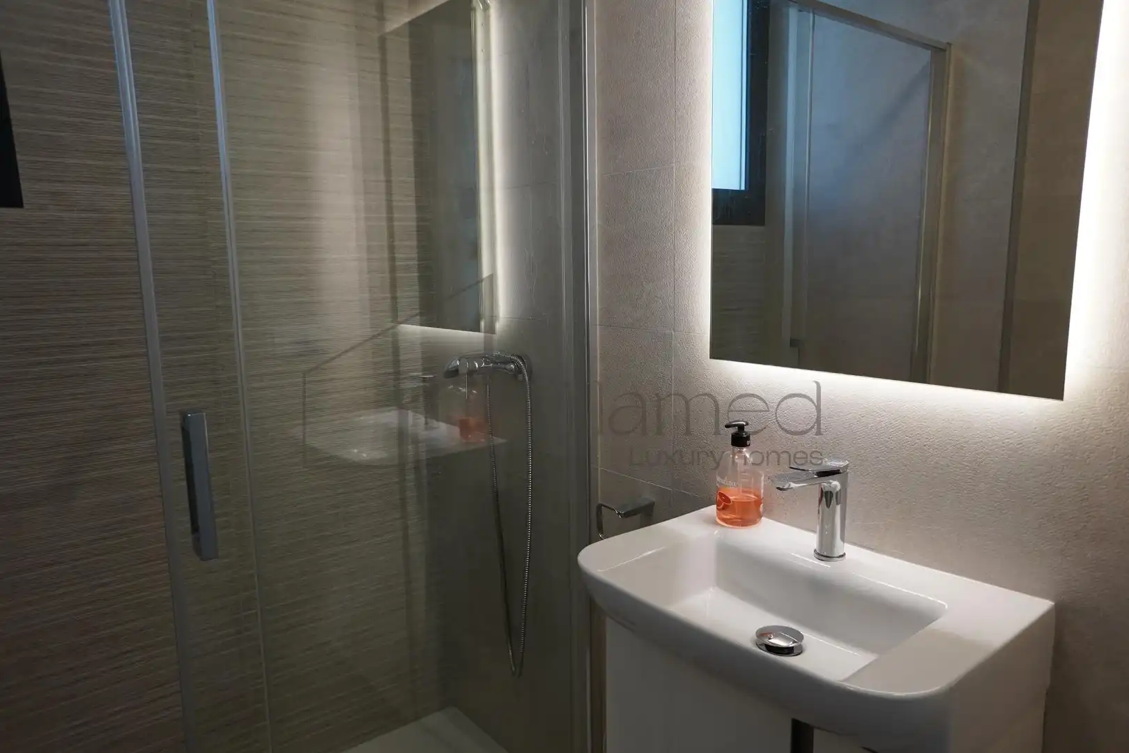 Baño de Casa adosada de alquiler en San Antonio de Benagéber con Aire acondicionado, Calefacción y Jardín privado