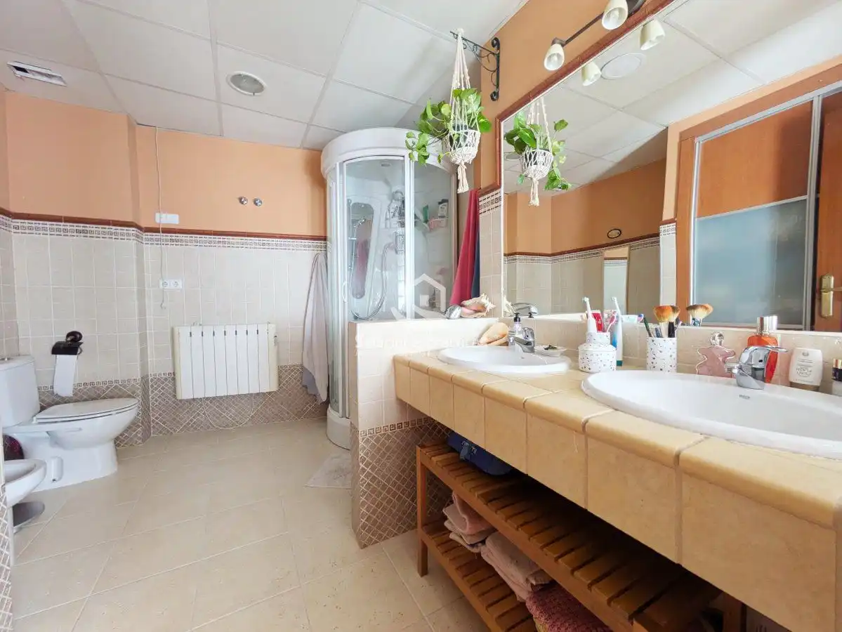 Bany de Casa o xalet en venda en Jaén amb Aire condicionat, Terrassa i Traster