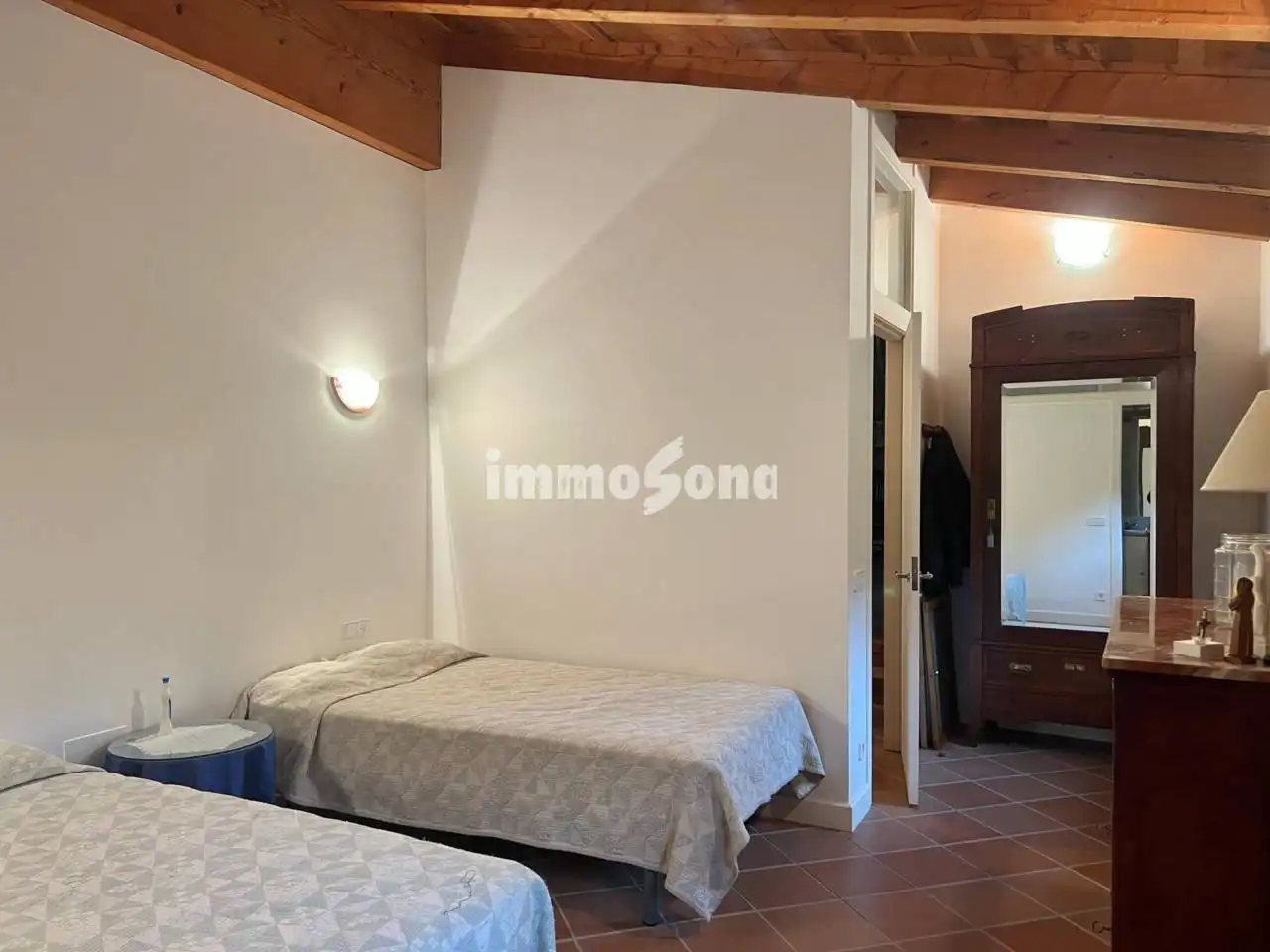 Dormitori de Finca rústica en venda en La Vall d'en Bas amb Calefacció, Jardí privat i Alarma
