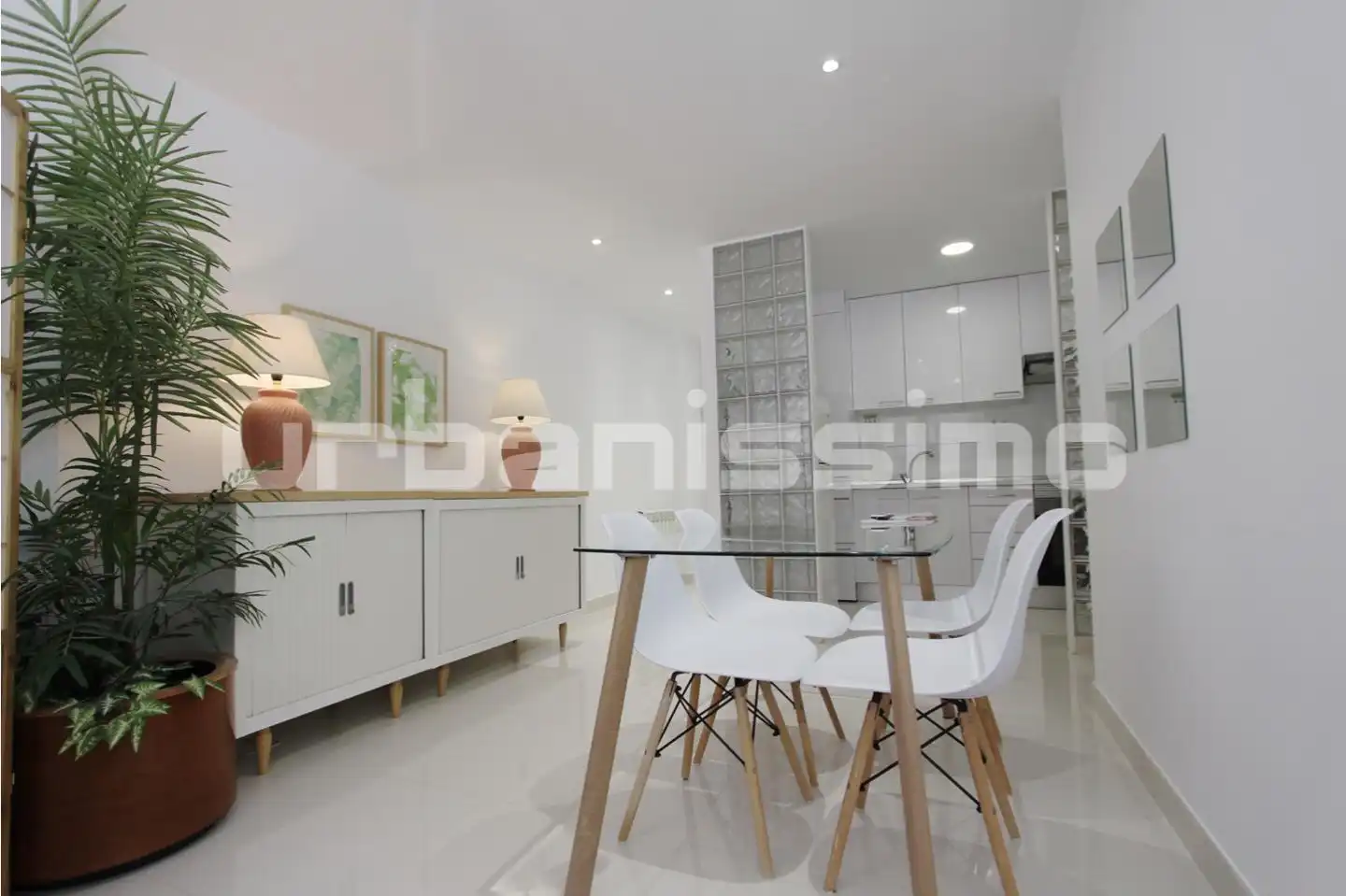 Cuina de Apartament de lloguer en Madrid amb Aire condicionat, Calefacció i Moblat