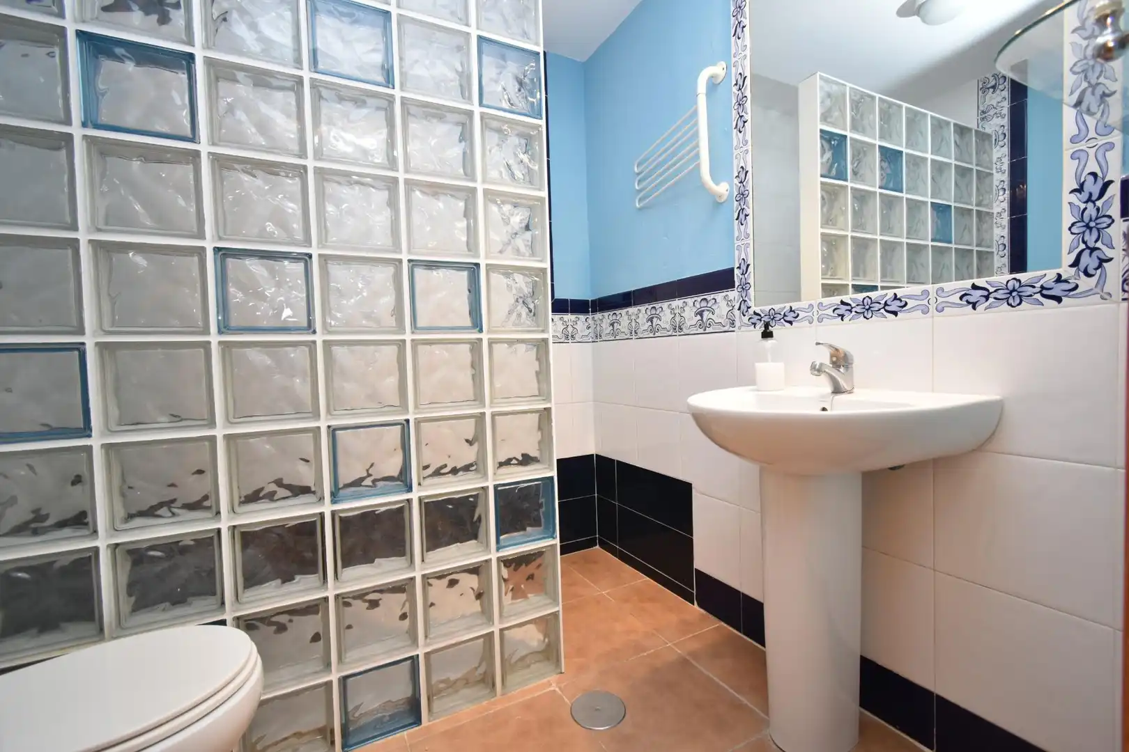 Baño de Apartamento en venta en Zahara de los Atunes con Aire acondicionado, Calefacción y Jardín privado