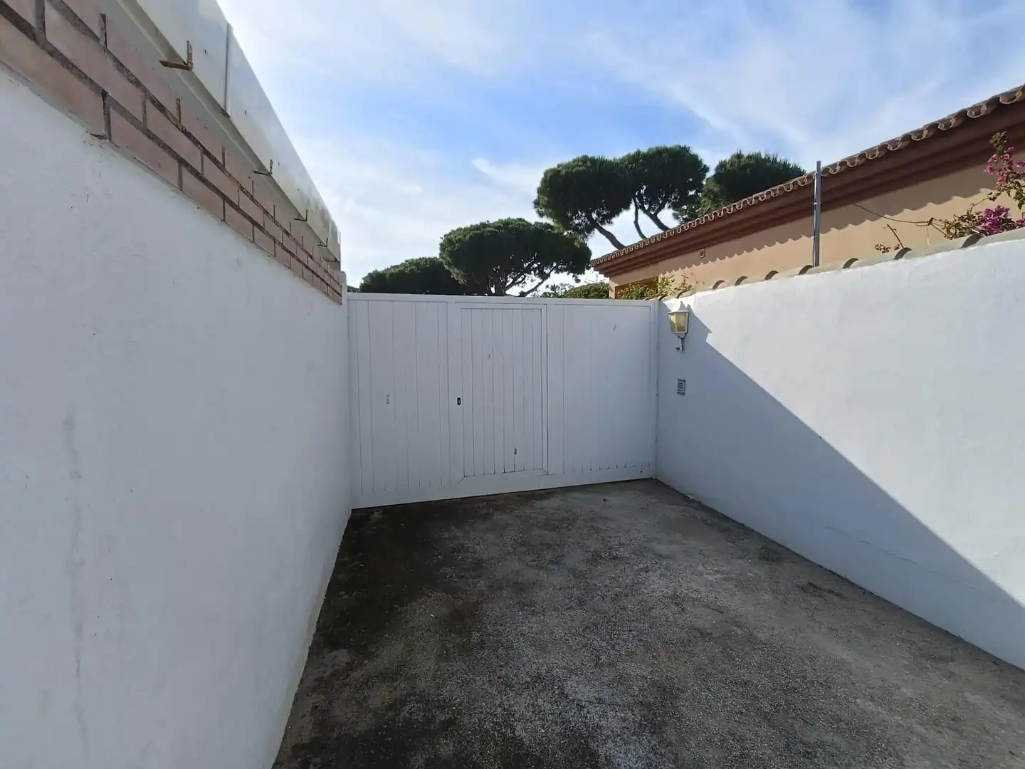 Aparcament de Casa o xalet en venda en Chiclana de la Frontera amb Jardí privat