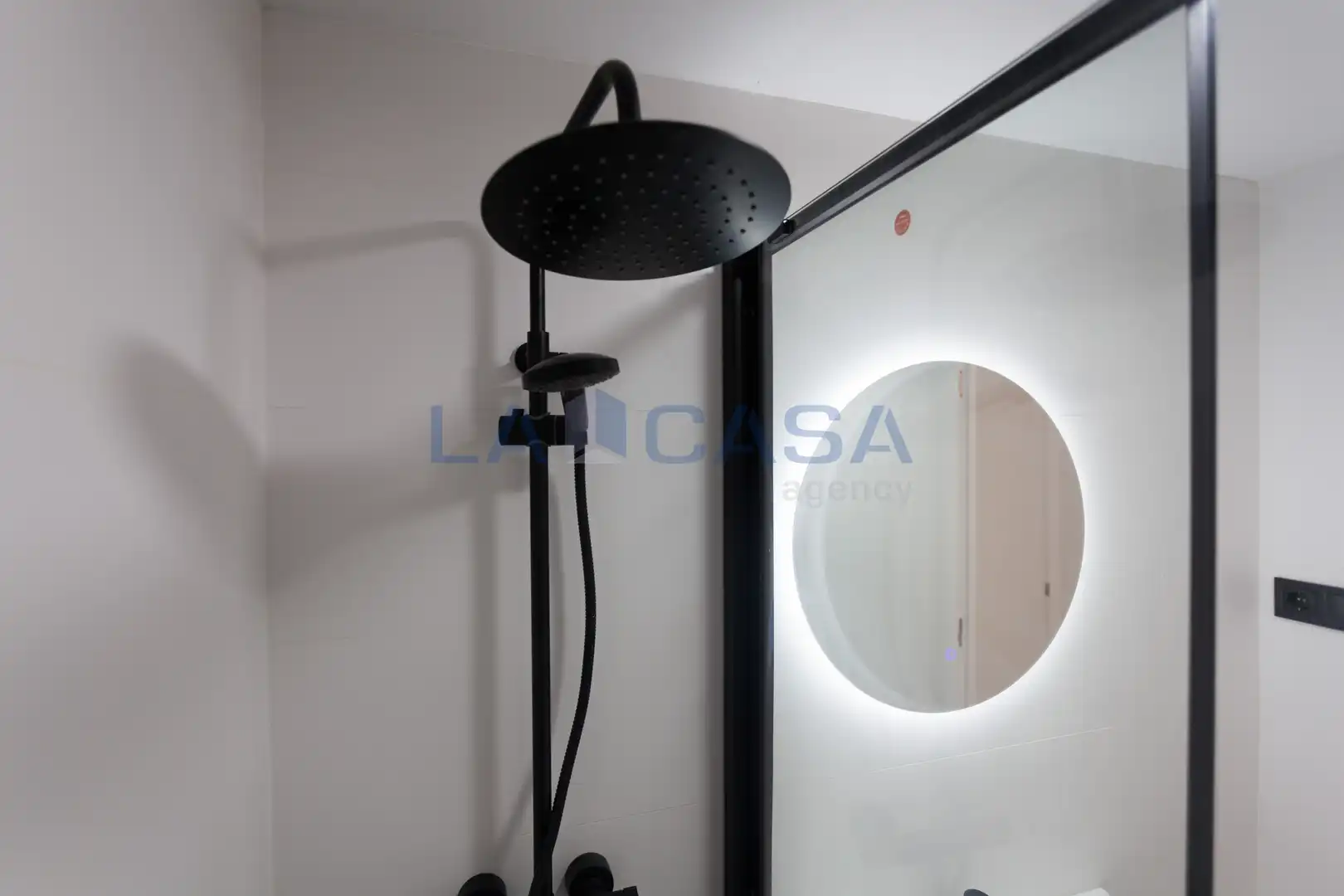 Bany de Àtic en venda en L'Hospitalet de Llobregat amb Balcó