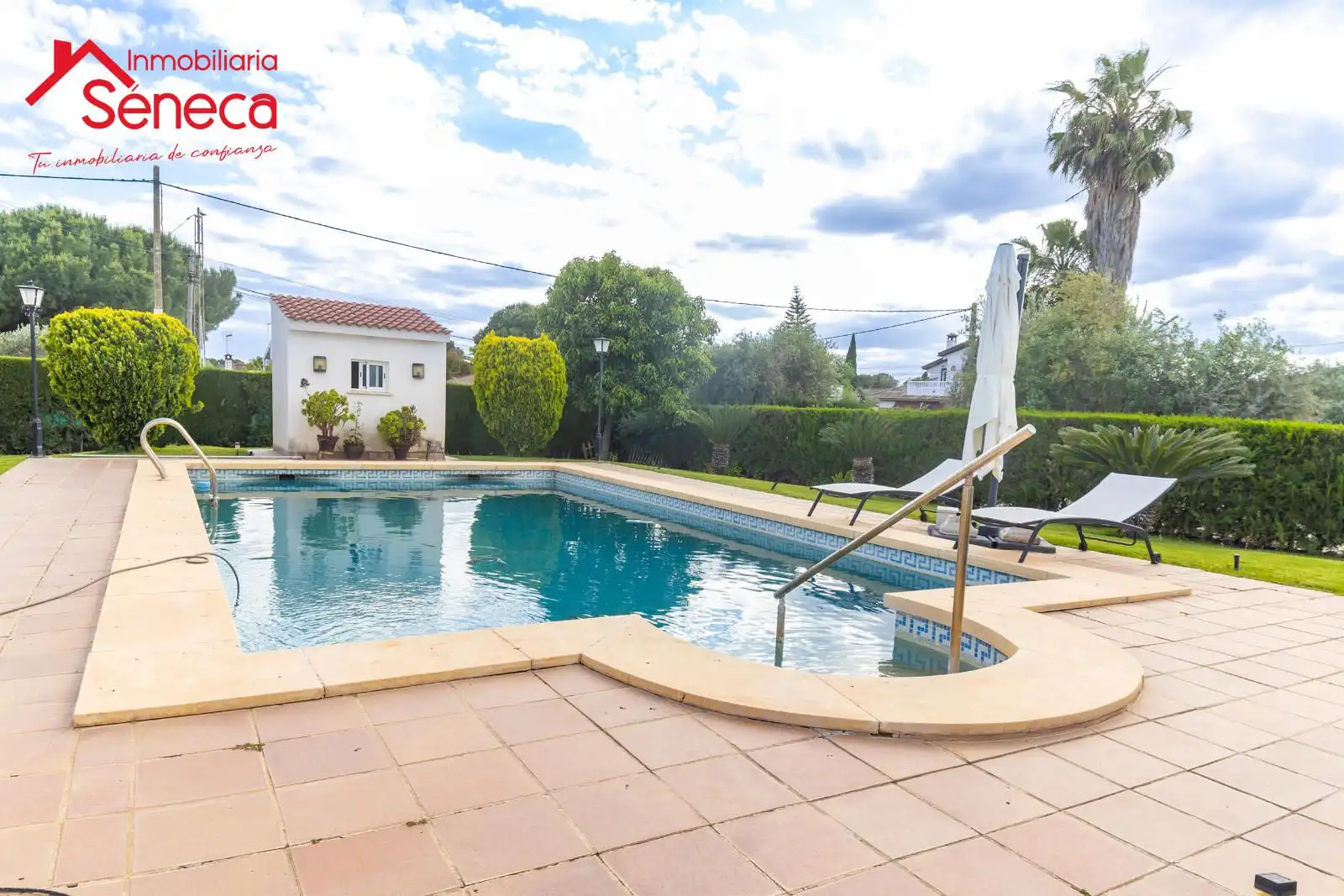 Swimming pool of Houses for sale in La Carlota  with Air Conditioner, Heating and Private garden