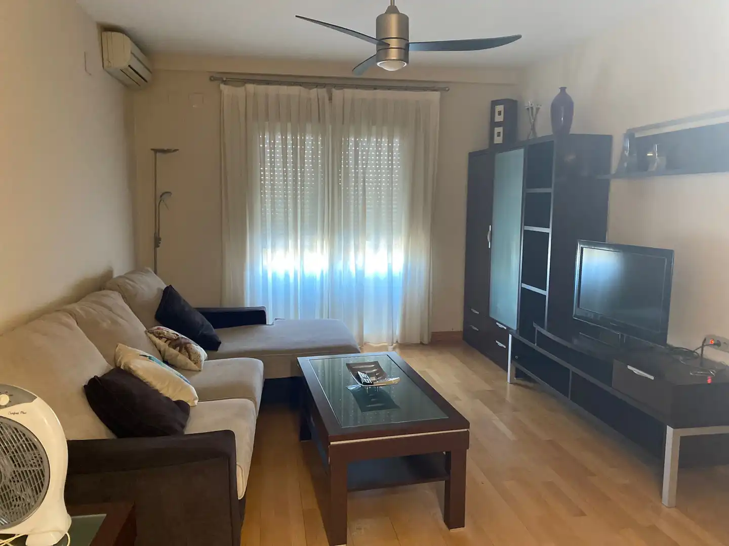 Sala de estar de Piso de alquiler en Mairena del Aljarafe con Aire acondicionado y Amueblado