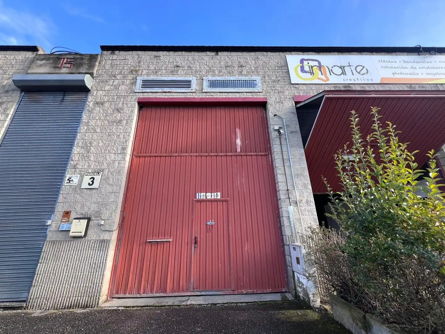 Außenansicht von Fabrikhallen zur Miete in Llanera