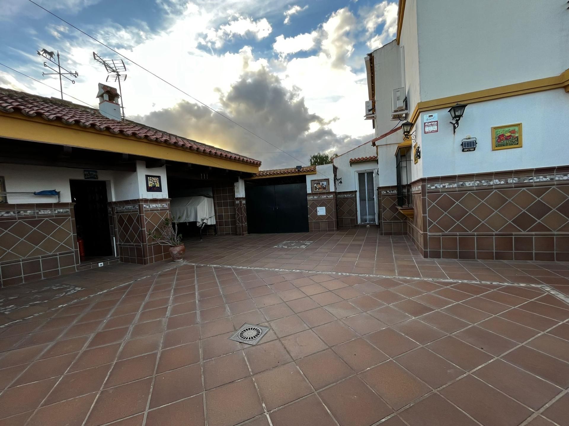 Vista exterior de Casa adosada en venda en Los Barrios amb Aire condicionat, Calefacció i Terrassa
