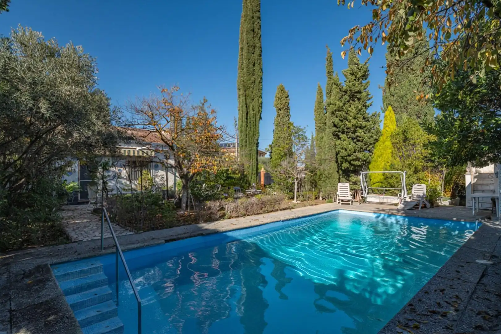 Chalet con piscina en venta en Avenida Suspiro del Moro 41