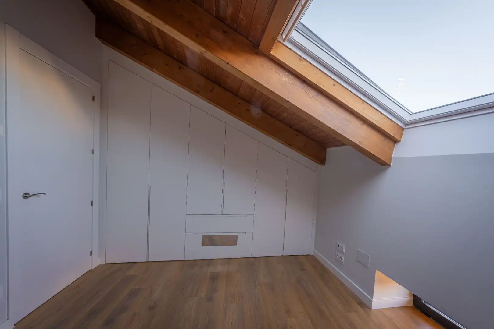 Schlafzimmer von Dachboden zum Verkauf in Valladolid mit Ofen, Waschmaschine und Mikrowelle