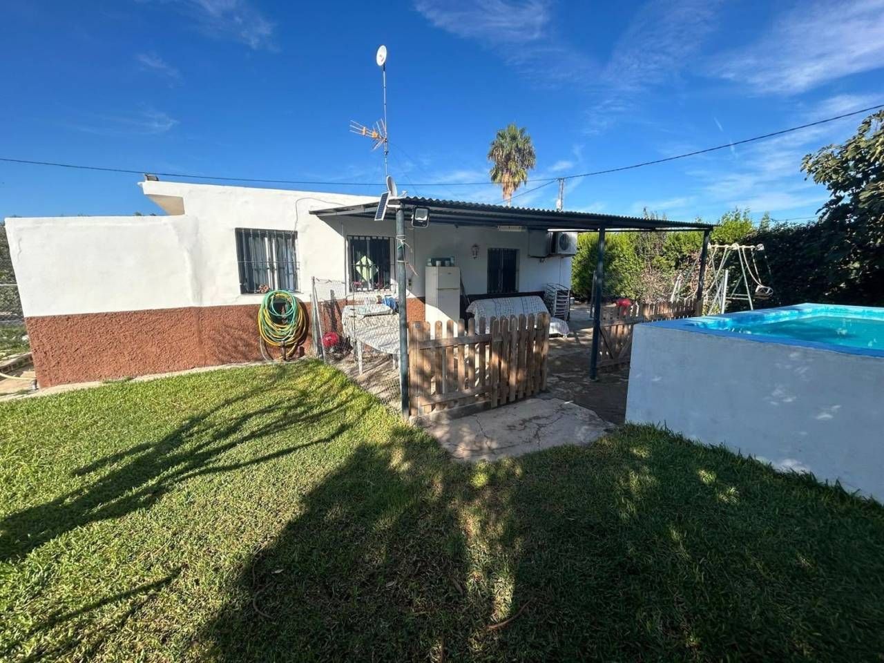 Vista exterior de Casa o xalet en venda en La Rinconada amb Jardí privat, Traster i Piscina