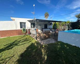 Vista exterior de Casa o xalet en venda en La Rinconada amb Jardí privat, Traster i Piscina