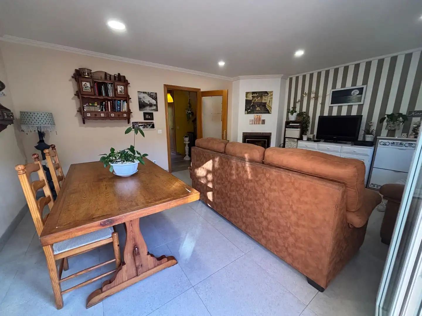 Sala d'estar de Casa adosada en venda en Morcín amb Calefacció, Jardí privat i Parquet