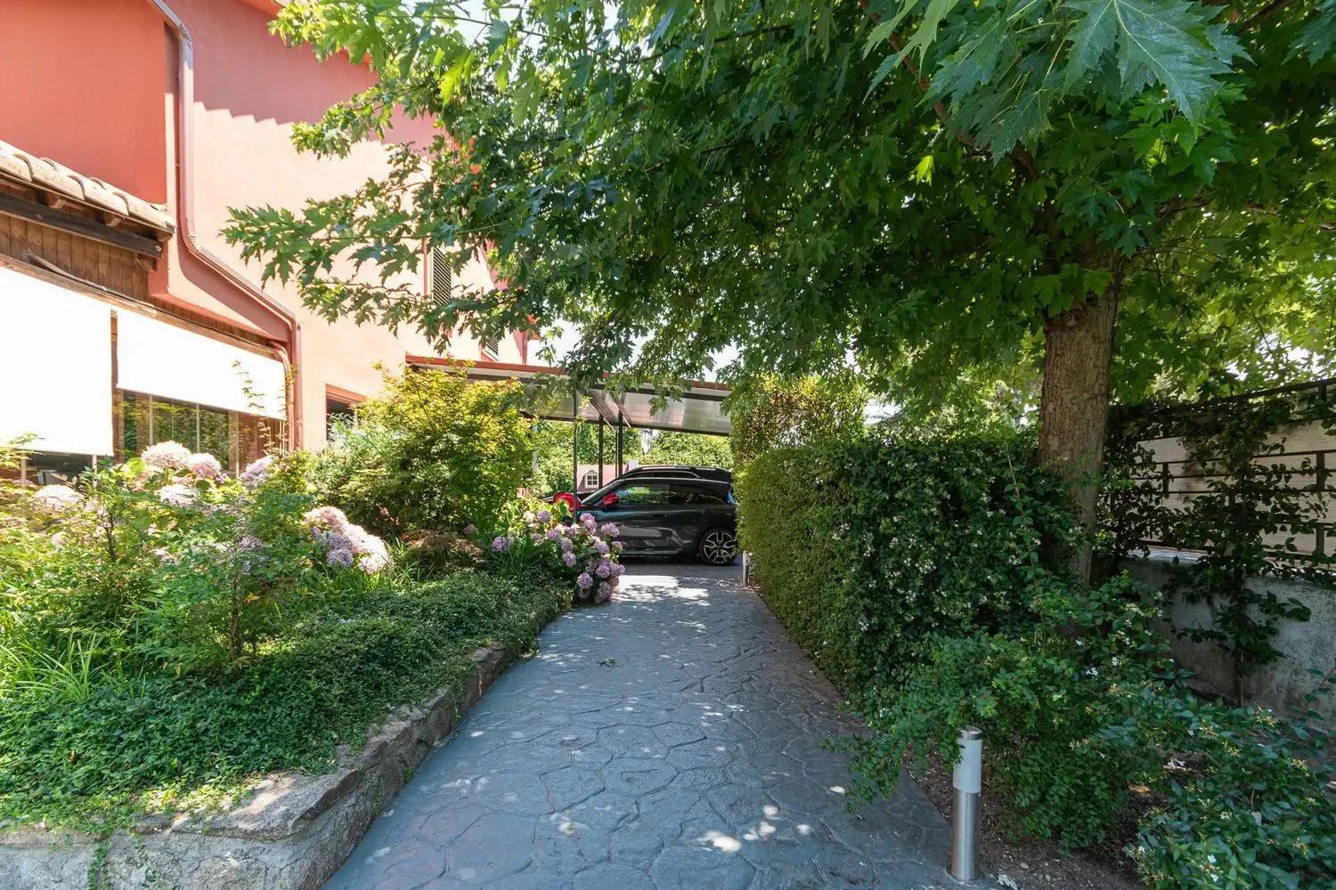 Parkplatz von Einfamilien-Reihenhaus zum Verkauf in Boadilla del Monte mit Klimaanlage, Heizung und Abstellraum