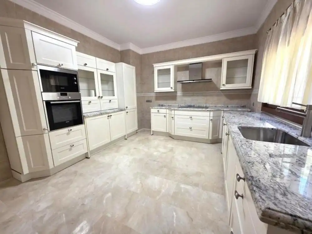 Cuina de Casa o xalet en venda en Marbella amb Aire condicionat, Jardí privat i Terrassa