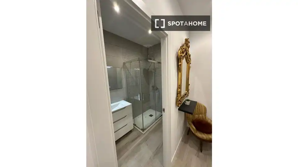 Bathroom of Flat for rent in  Madrid Capital  with Air Conditioner, Heating and Furnished