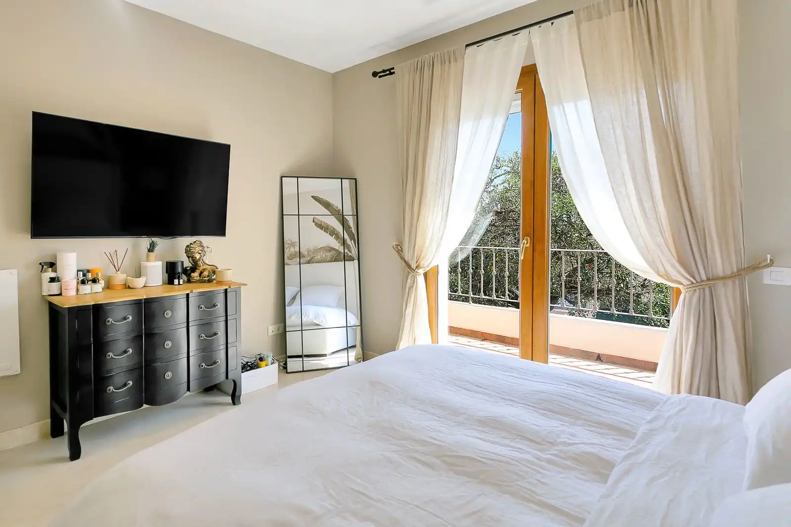 Schlafzimmer von Einfamilien-Reihenhaus zum Verkauf in Estepona mit Privatgarten, Terrasse und Möbliert